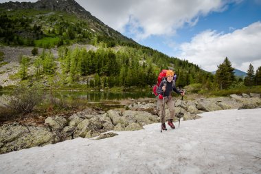 Backpacker Altay Dağları, Rusya'nın dağlarında yürüyüş