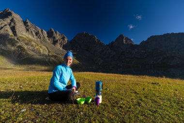 Gaz Gürcistan'daki dağlarda kamp sobası pişirme
