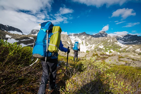 Backpacker είναι πεζοπορία στα υψίπεδα των βουνών Αλτάι, Ρωσία — Φωτογραφία Αρχείου