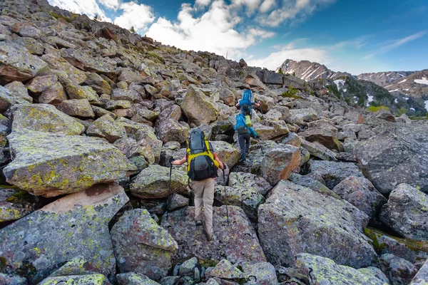 Los excursionistas están escalando la ladera rocosa de la montaña en las montañas de Altai , — Foto de Stock