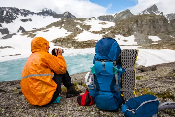 Mochilero está haciendo whike foto descansando en la caminata — Foto de Stock