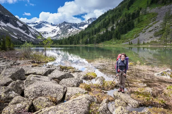 Nő a túrázás, a nyomvonal a tó, az Altaj-hegység — Stock Fotó