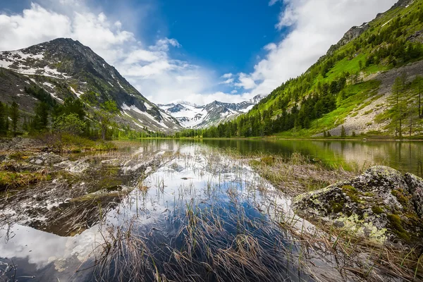 Hermoso paisaje de las montañas de Altai — Foto de Stock