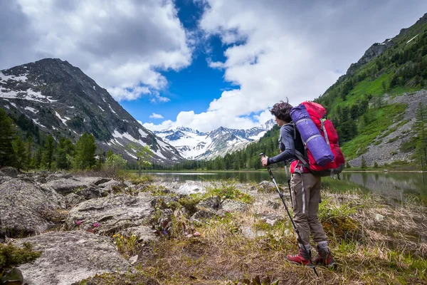 Nő a túrázás, a nyomvonal a tó, az Altaj-hegység — Stock Fotó