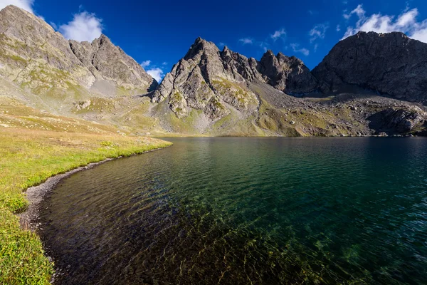 Pittoresco lago nella valle delle montagne del Caucaso in Georgia — Foto Stock