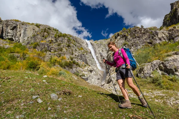 A nő ellen a nagy vízesés a Victoria bennünk a Kaukázus trekking — Stock Fotó