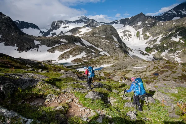 Backpacker está caminhando nas terras altas das montanhas Altai, Rússia — Fotografia de Stock