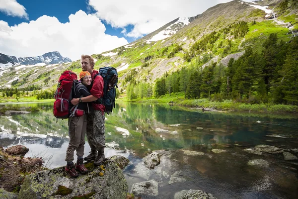 Pareja joven posando en la cámara en las montañas de Altai — Foto de Stock