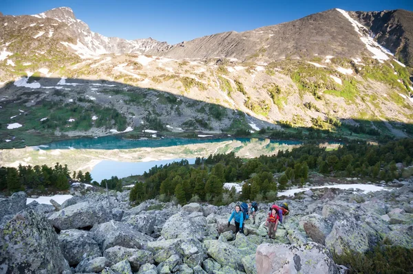 Caminhantes estão subindo encosta rochosa da montanha nas montanhas Altai , — Fotografia de Stock