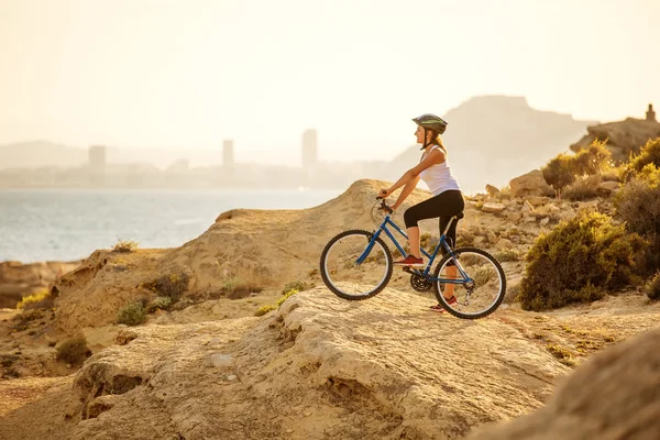 Woman on vacation biking at beach — Stock Photo, Image