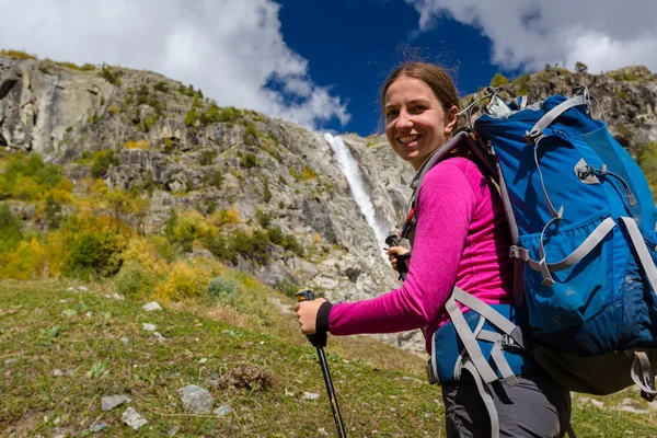 Mujer trekking en las montañas del Cáucaso contra el agua alta en nosotros —  Fotos de Stock
