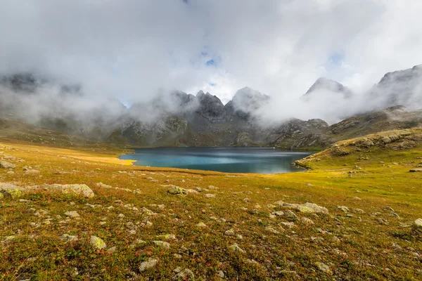 Нічне озеро в долині Кавказьких гір у Грузії. — стокове фото