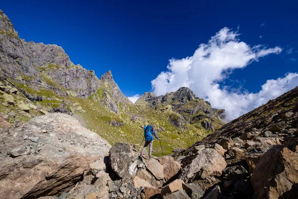 Homem com mochila caminhando nas montanhas do Cáucaso na Geórgia — Fotografia de Stock