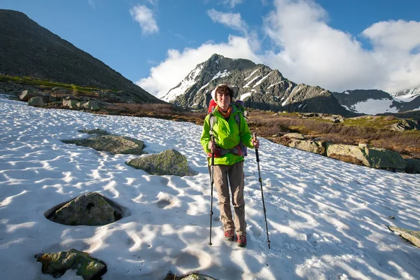 Backpacker está caminhando nas terras altas das montanhas Altai, Rússia — Fotografia de Stock