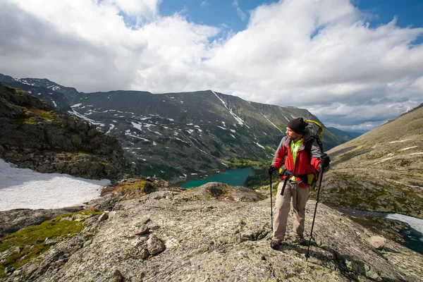 Backpacker походи в гірських районах Алтаю, Росія — стокове фото