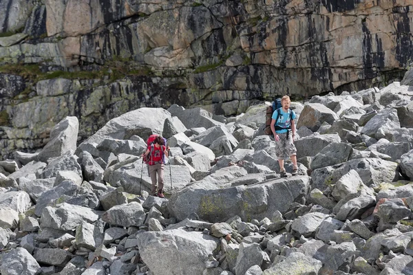 Los excursionistas están escalando la ladera rocosa de la montaña en las montañas de Altai , — Foto de Stock