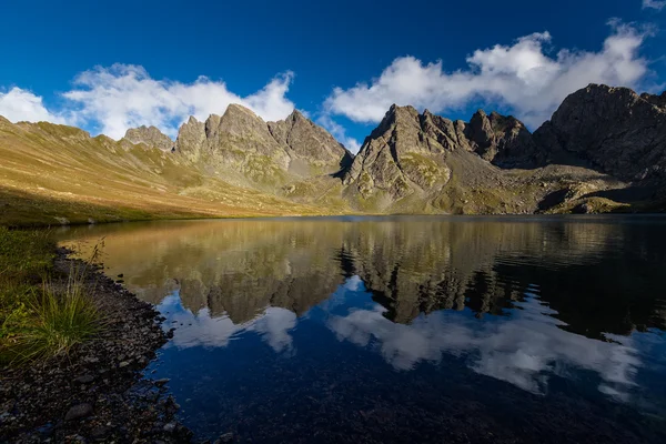 Lac pittoresque dans la vallée du Caucase montagnes en Géorgie — Photo