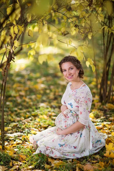 Donna incinta in autunno — Foto Stock