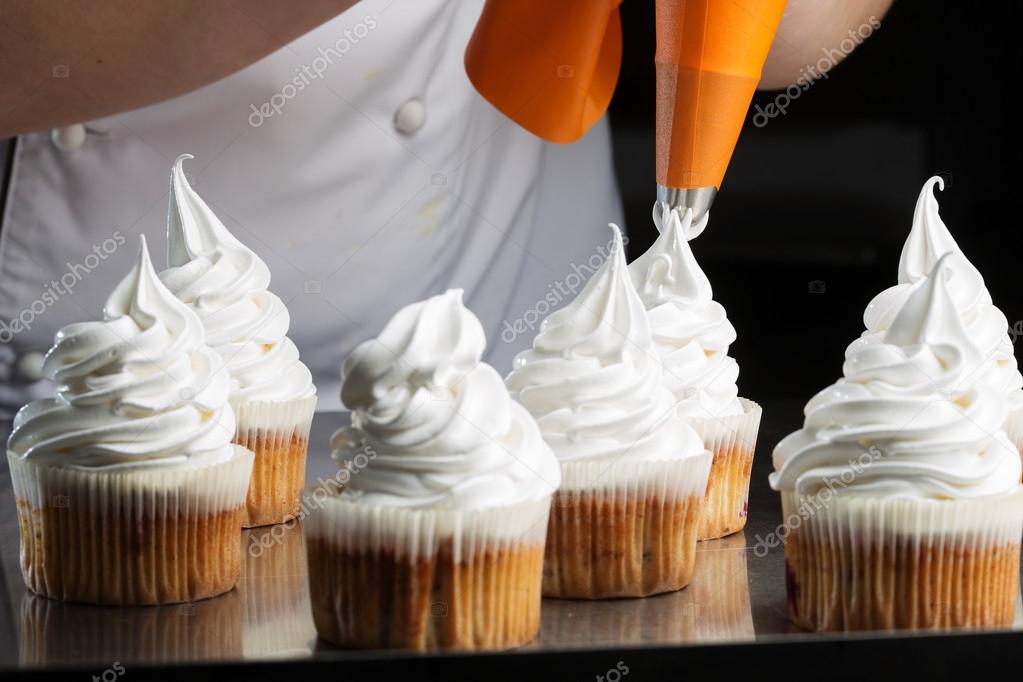 decorating cupcakes with white cream