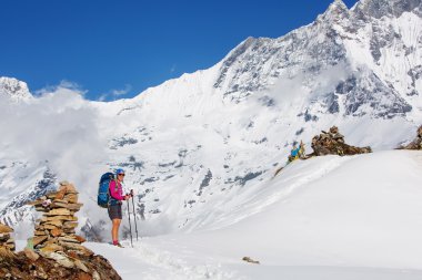 Uzun yürüyüşe çıkan kimse Trek Annapurna Vadisi, Nepal Himalayalar,