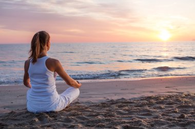 Kafkas kadın pratik yoga, deniz kıyısı