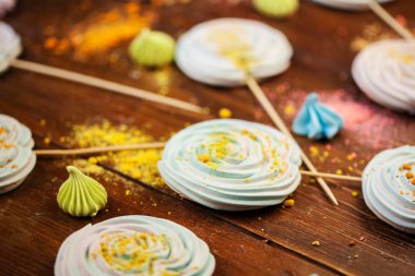 Bizet ahşap bir masaya yakın kadar renkli