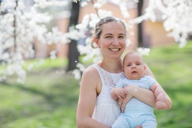 Annesiyle oynayan erkek bebek 