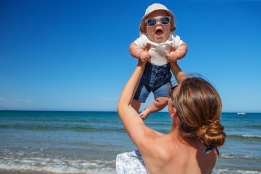 Aile yaz aylarında deniz kıyısı eğlenir