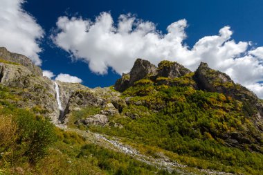 Şelale Mazery valleyin Georgia dır buzul altında