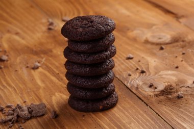 Tahta masadaki kurabiyeler