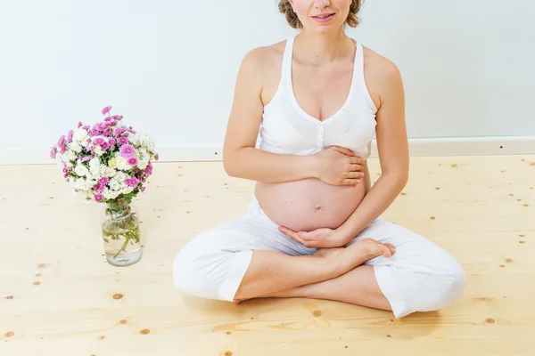 Mujer embarazada haciendo ejercicio de yoga —  Fotos de Stock