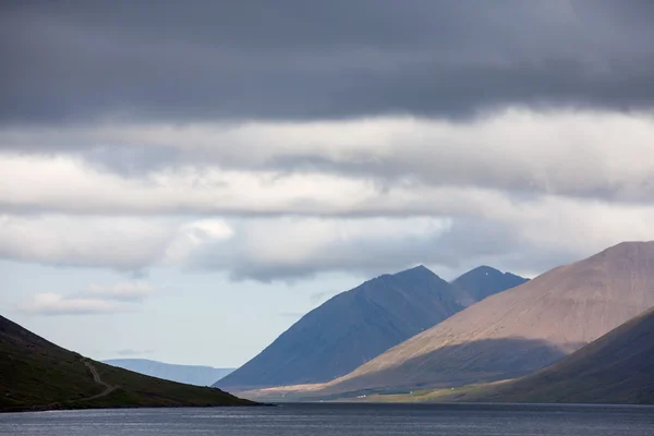 アイスランドの山の風景を見る — ストック写真