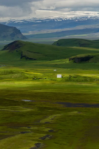 Visa på bergslandskap i Island — Stockfoto