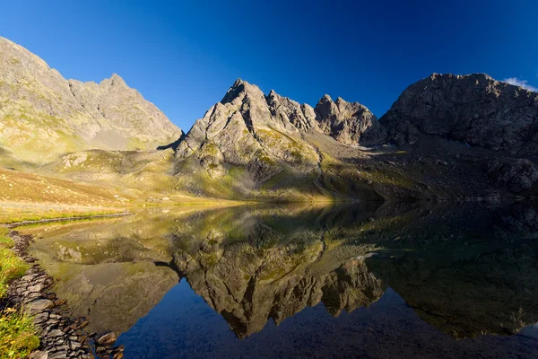 Malerischer See im Tal der Kaukasusberge in Georgien — Stockfoto