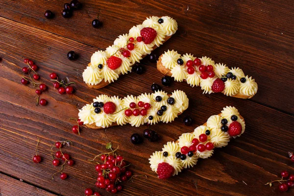 Eclairs auf Holztisch — Stockfoto