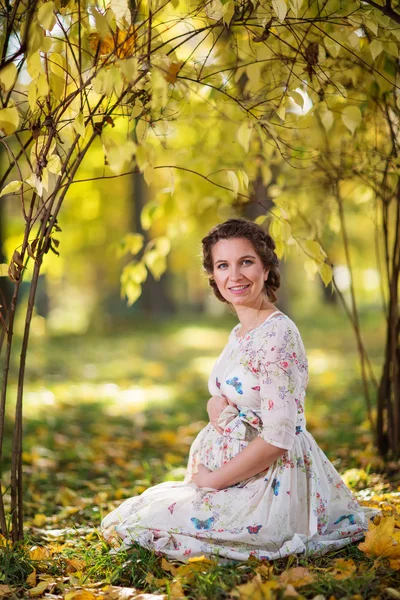 Těhotná žena na podzim — Stock fotografie