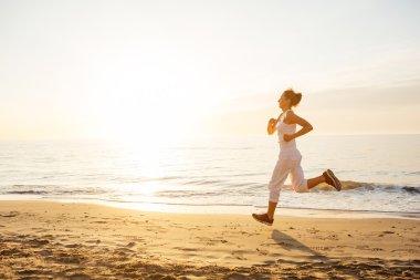 Beyaz kadın sahil koşu