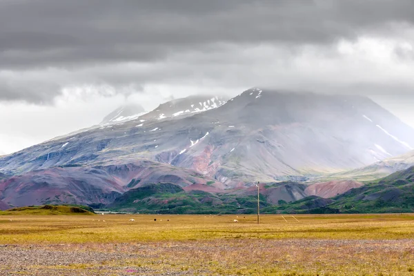 Vista para a paisagem montanhosa na Islândia — Fotografia de Stock