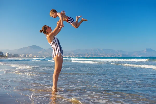 Rodzina ma zabawy nad brzegiem morza w okresie letnim — Zdjęcie stockowe