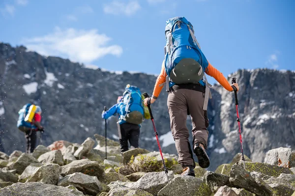Los excursionistas están escalando la ladera rocosa de la montaña en las montañas de Altai , —  Fotos de Stock