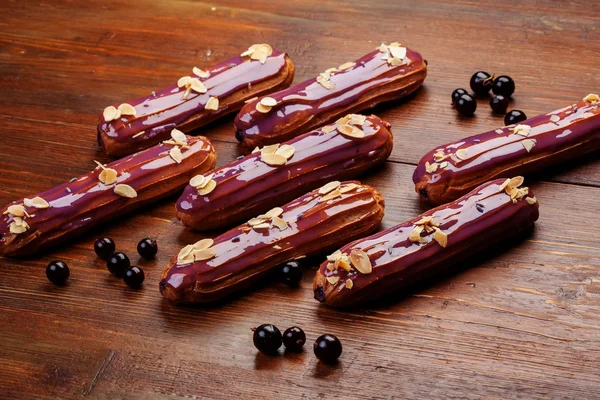 Eclairs auf Holztisch — Stockfoto