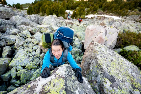 Senderista está escalando la ladera rocosa de la montaña en las montañas de Altai, Ru —  Fotos de Stock