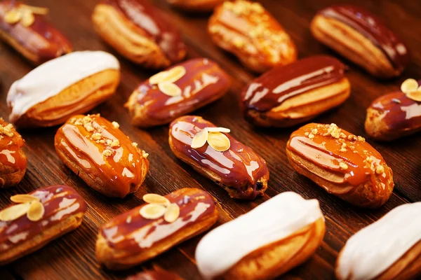 Eclairs auf Holztisch — Stockfoto