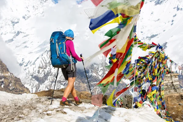 Senderista en la caminata en Himalaya, Valle de Annapurna, Nepal — Foto de Stock