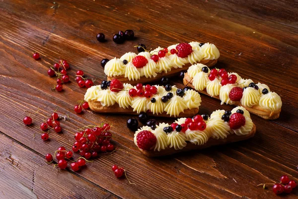 Eclairs auf Holztisch — Stockfoto