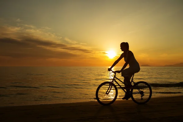 Mulher de férias de bicicleta na praia — Fotografia de Stock