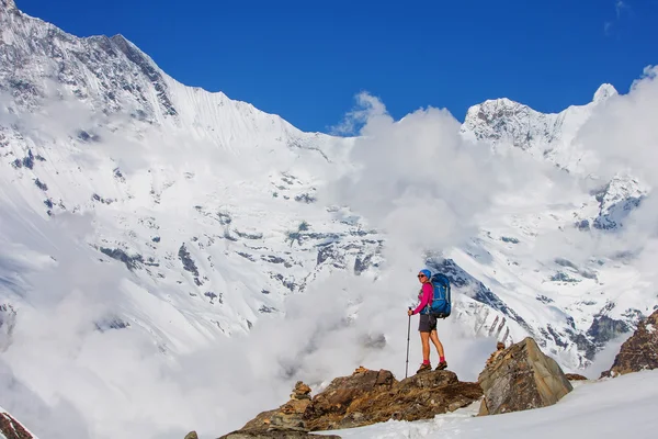 Vandrare på vandring i Himalaya, Annapurna valley, Nepal — Stockfoto