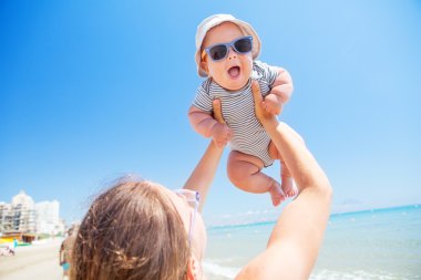 Anne ve oğlu eğlenceli yaz mevsiminde denizde var