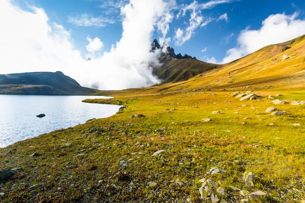 Pittoresco lago nella valle delle montagne del Caucaso in Georgia — Foto Stock