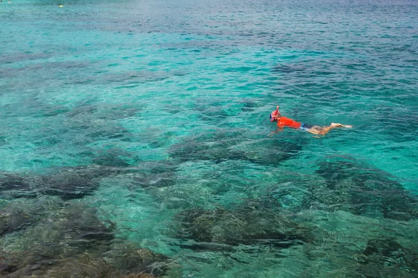 Muž, šnorchlování v modrá Indickém oceánu — Stock fotografie